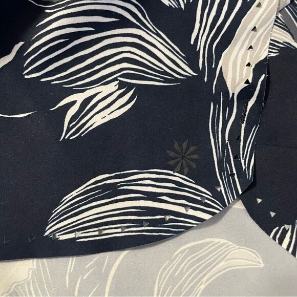 Athleta Navy Blue Floral Print Laser Run Short Sz-XL - Picture 7 of 10